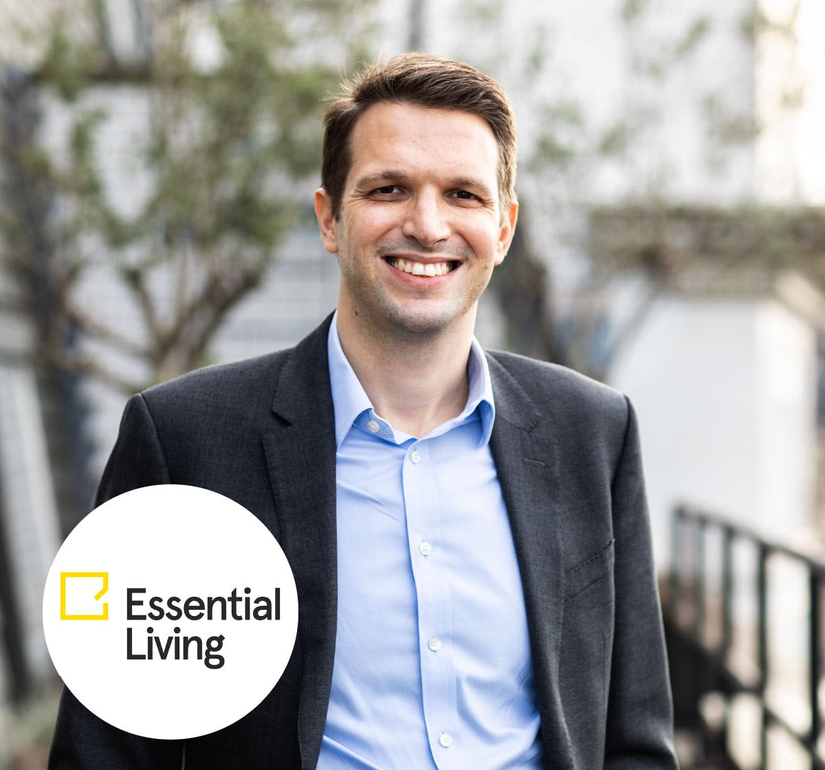 Primo piano di Anthony Hanson e logo Essential Living